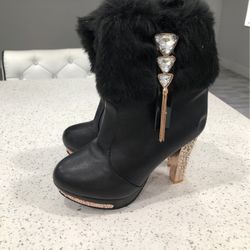 BLACK BOOTS SIZE 5
