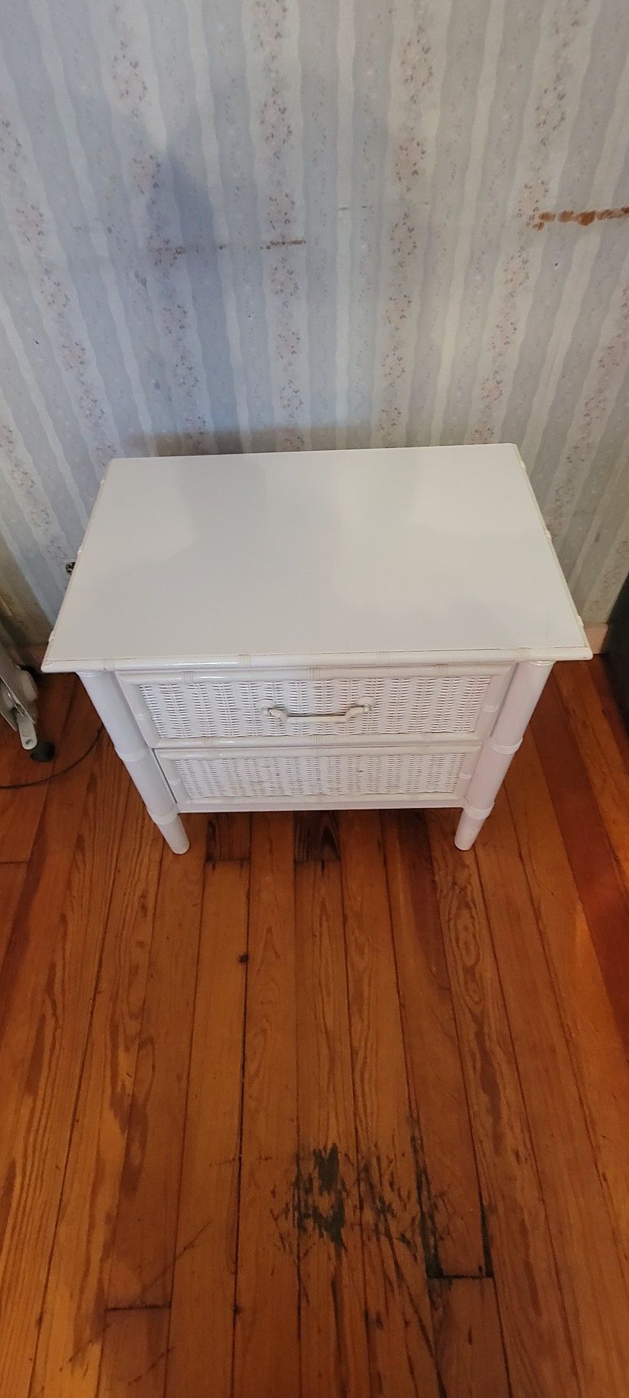 NIGHT Stand White