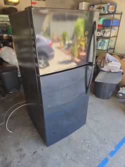 Black Kenmore refrigerator