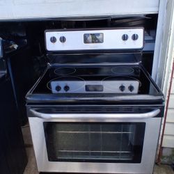 Frigidaire Stainless Glass Top Range (Stove/Oven).- Can Deliver .