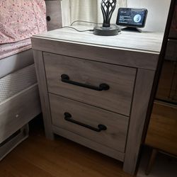 Night Stands Set Of 2 - Pick up only 