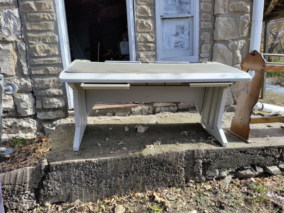 Rubbermaid Computer Desk With 2 Drawers