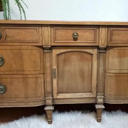 Drexel Heritage Dresser. 7 drawers & cabinet.