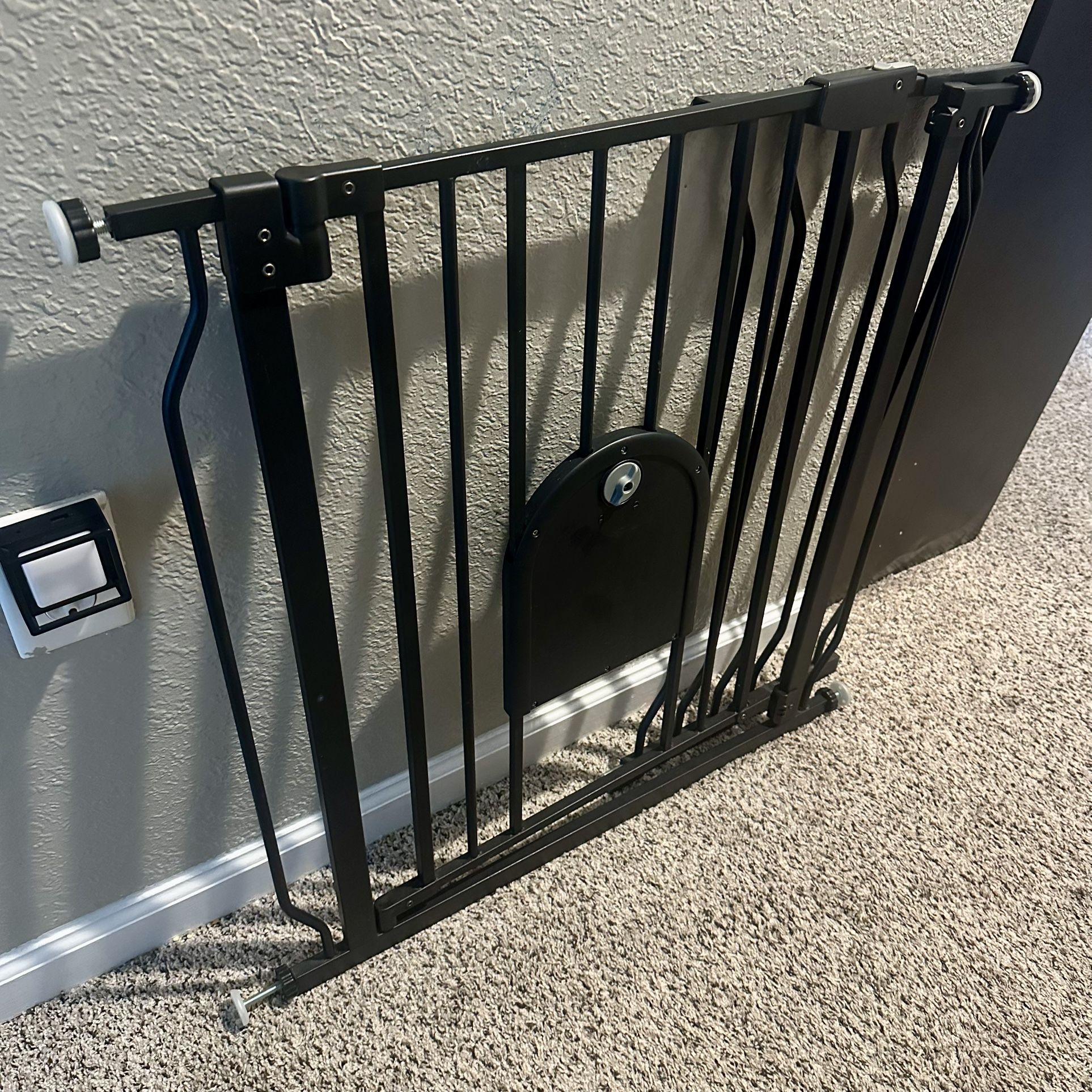 COMOMY 29.5-48.4" Baby Gate with Adjustable Cat Door