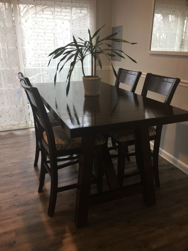 Dinning room table with extra leaf