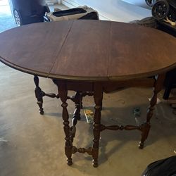 Antique Leaf Gateleg Table In Great Condition