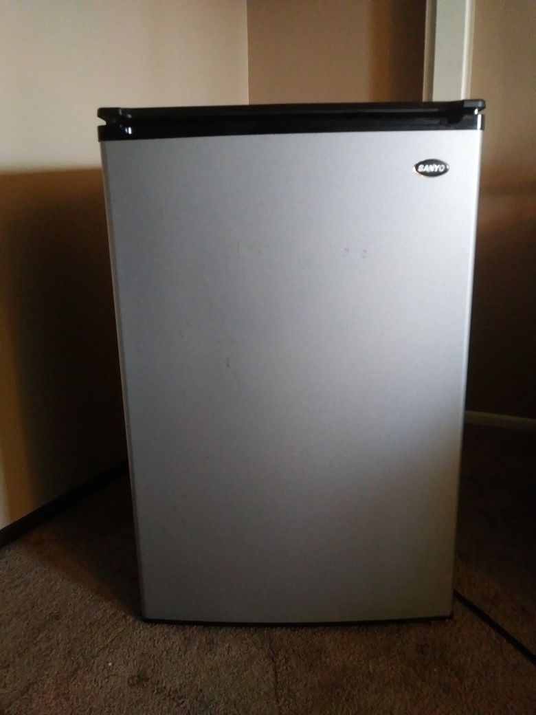 Sanyo - 4.9 Cu. Ft. Compact Refrigerator - Black/Platinum Model: SR-4912M