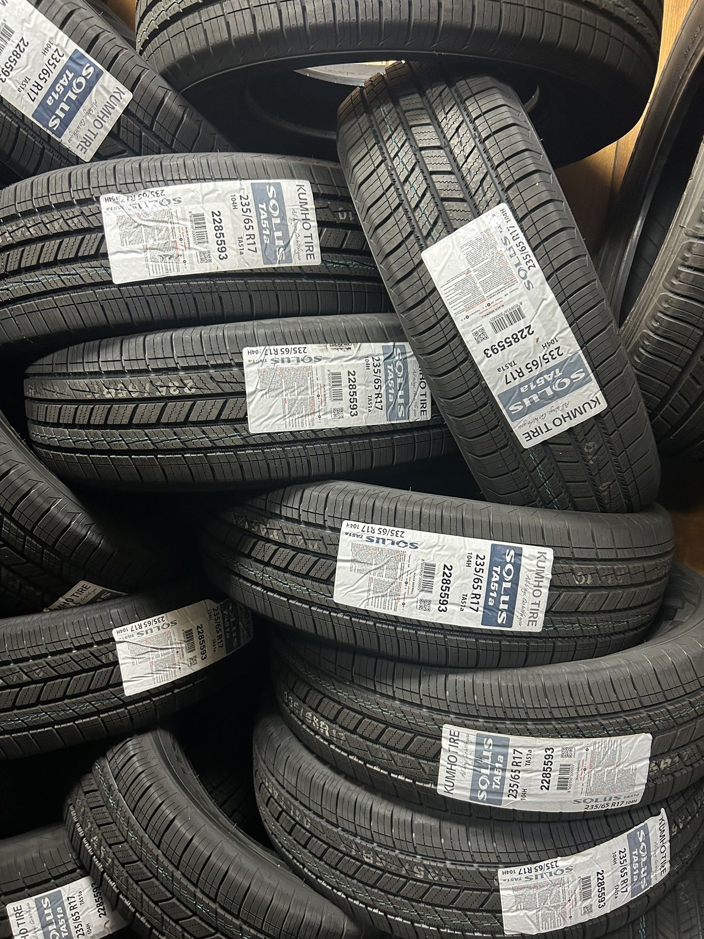 235/65/17. KUMHO TIRES SOLUS TA51
