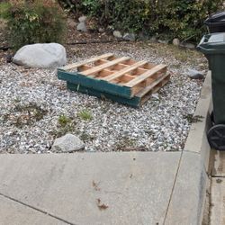 2 Free Wood Palets