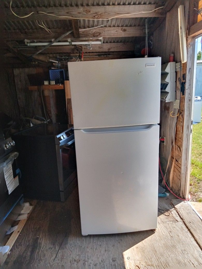 18 Cubic Frigidaire Refrigerator New
