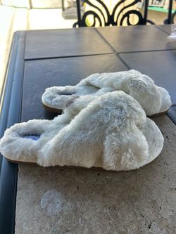 Old Navy Fuzzy Cross-Strap Slippers new size 9