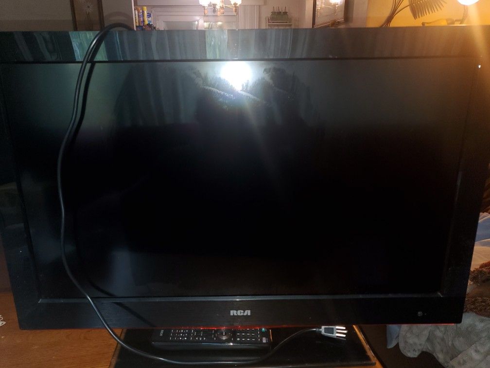 32 inch RCA LCD HDTV & Remote