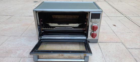 Wolf Gourmet Elite Digital Countertop Convection Toaster Oven with  Temperature Probe, Stainless Steel and Red Knobs for Sale in Ridgefield, WA  - OfferUp