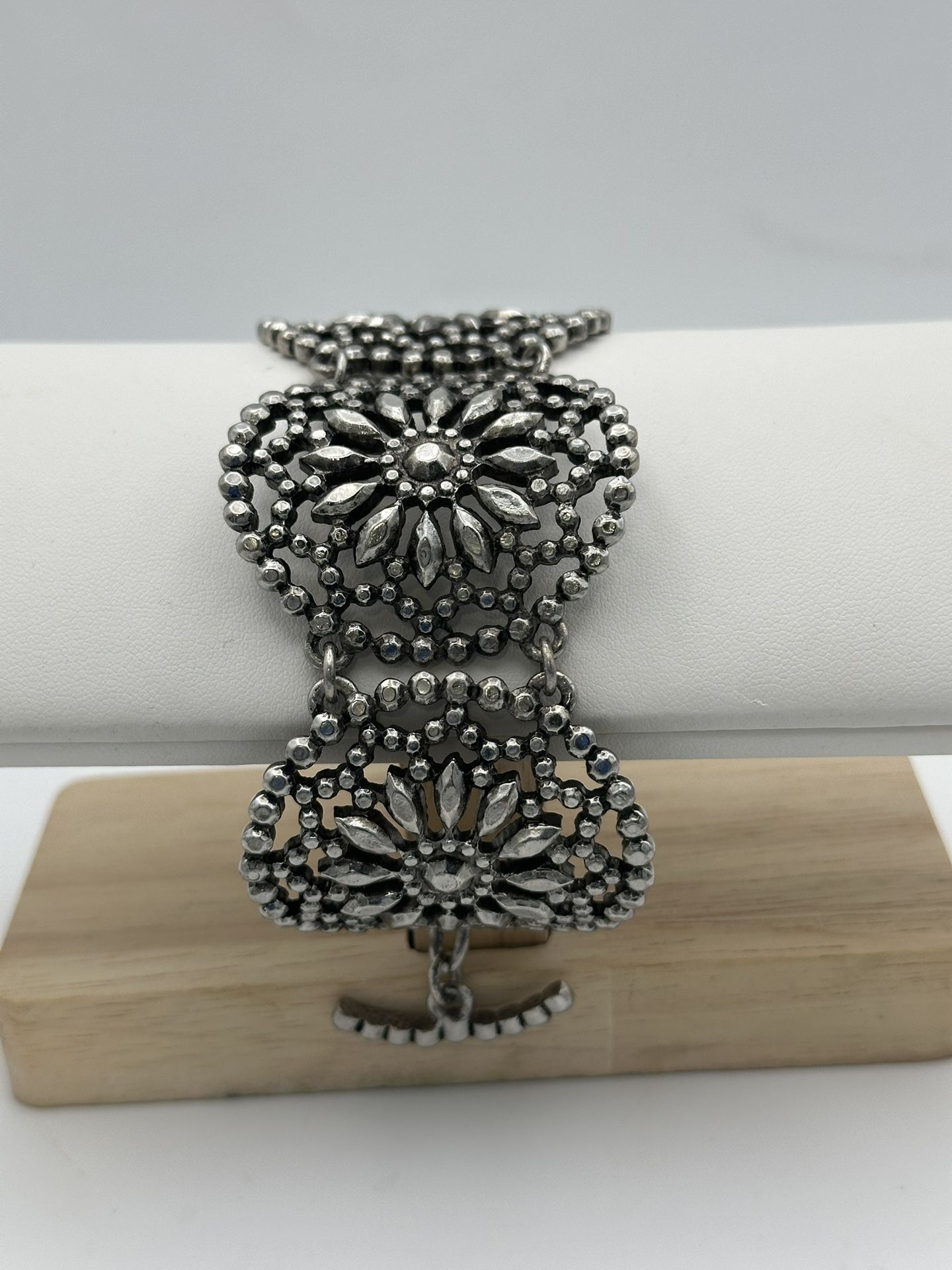 1990’s Retro Silver Tone Raised Flower Bracelet 5 3/4 - 6 Toggle Antiqued Great Condition 