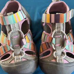 Kids Keen shoe size 9