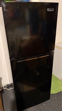 4.5 CF Magic Chef Compact Refrigerator - Black. Fridge with Top Mount Freezer