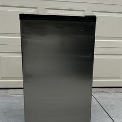 Upright Mini Freezer (Arctic King) 