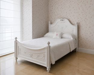 Room to Go - Fairytale White Bed – Excellent Condition