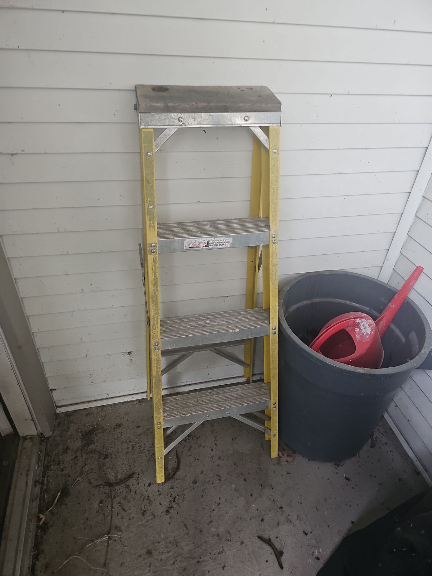Fiberglass & aluminum 4' ladders