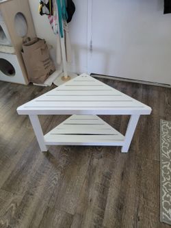 Corner table