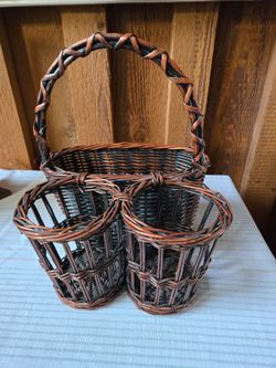 Wicker caddy and 2 bottles tote