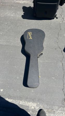 Gibson acoustic guitar hard shell case