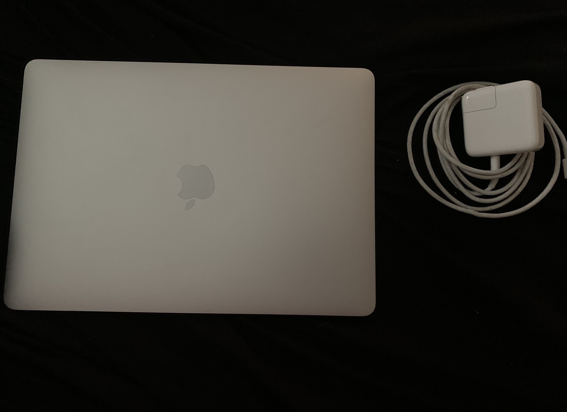 Barely used macbook air 2020