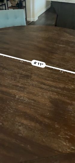 Round dining table