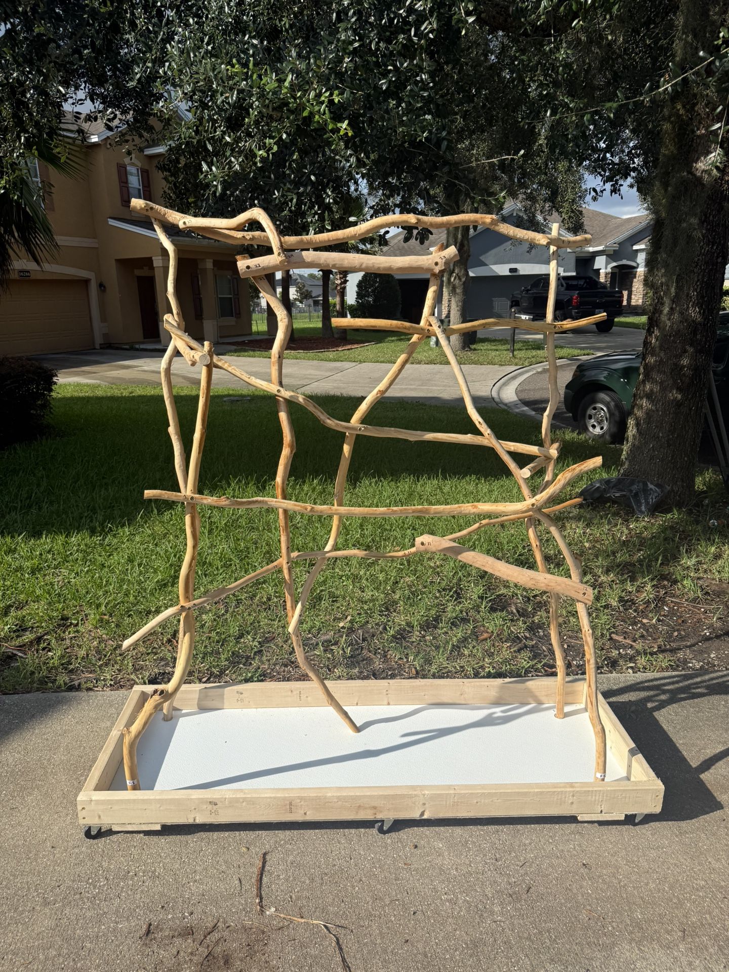 Custom Made Parrot Stands - https://offerup.com/redirect/?o=S2luZ1pvdGljLmNvbQ==