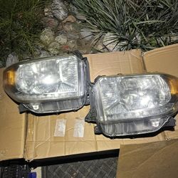 Toyota Tundra OEM headlights 2014-2020
