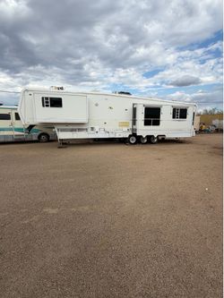 40’ travel trailer with 3 slide outs and washer dryer