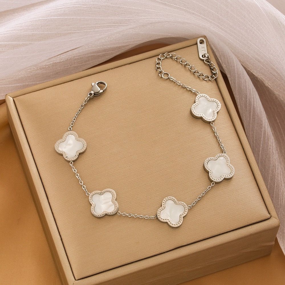 Four leaf clover bracelet silver color (white） 