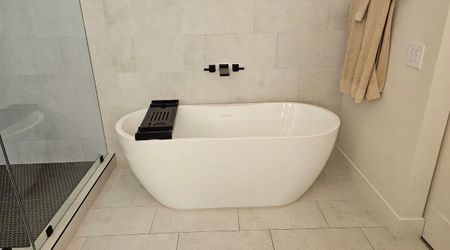 65” acrylic freestanding tub