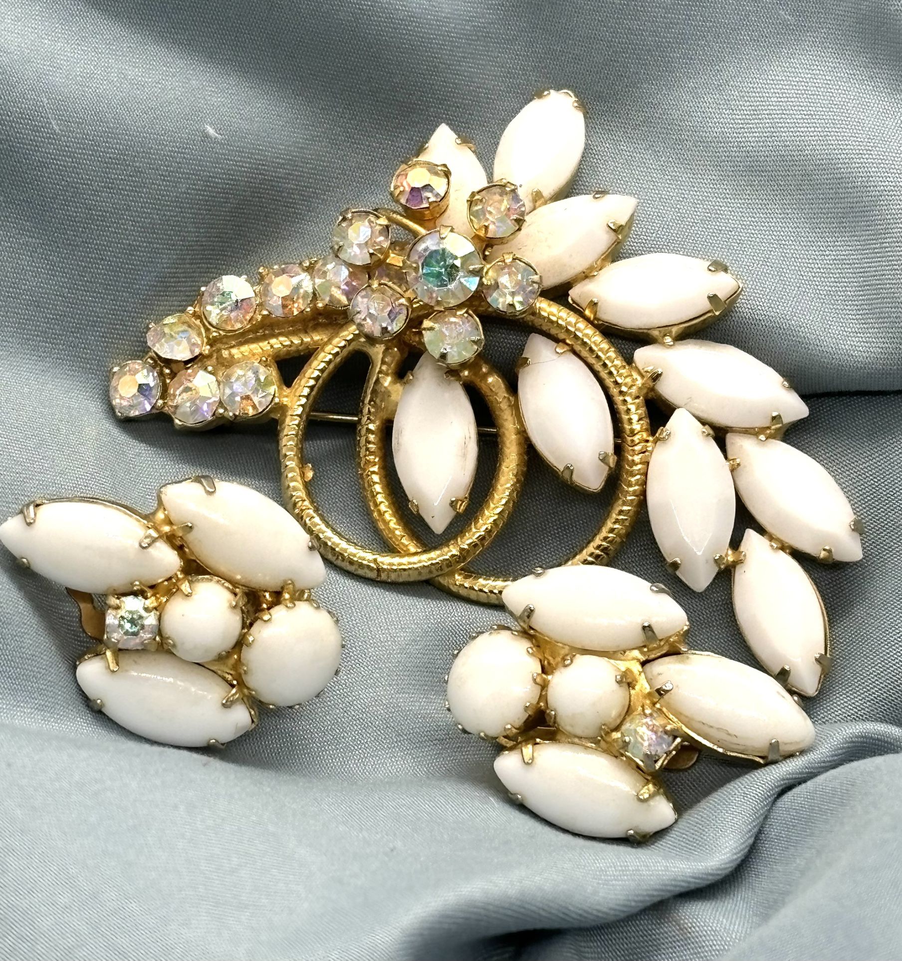Stunning Juliana Milk Glass And Aurora Borealis Rhinestones Brooch!