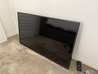 43" Smart TV - Sharp Aquos (2015) w/TV MOUNT!!