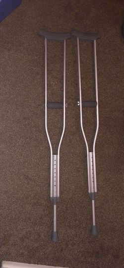 Crutches 5’2- 5’10”