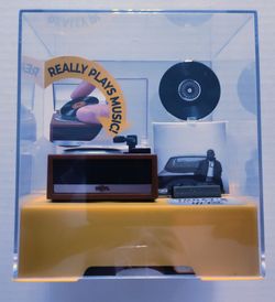 2026 ZURU MINI BRANDS VINYL TURNTABLE REALLY WORKS NEW KENDRICK LAMAR SQUABBLE UP