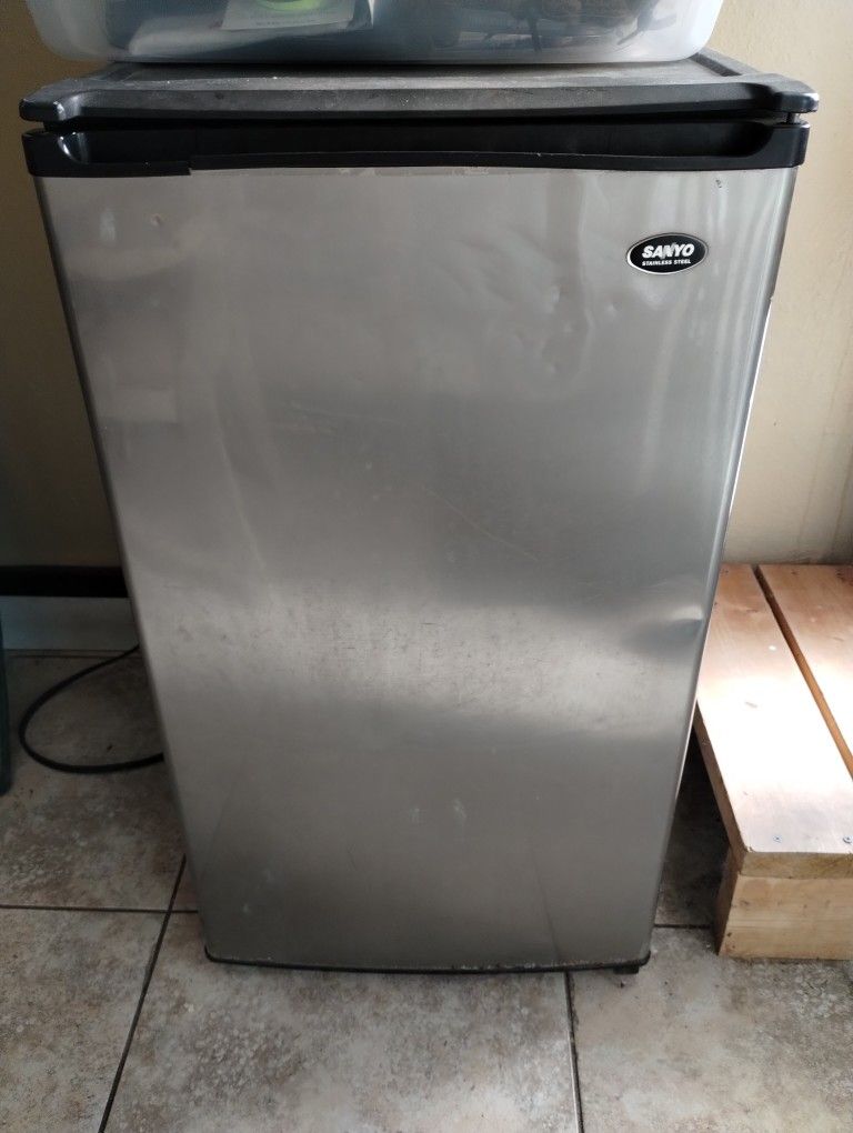 Mini Fridge 3.5 Cu Ft.