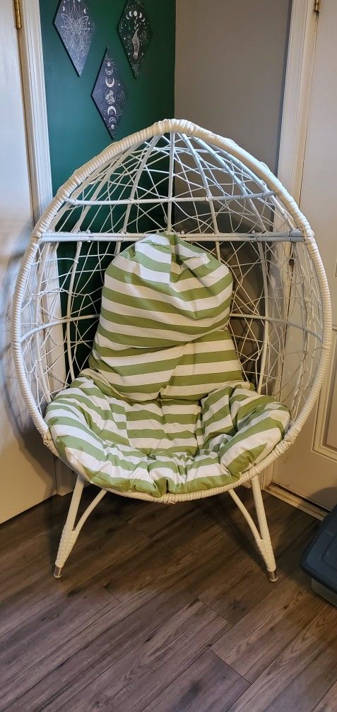 White Indoor/Outdoor Egg Chair 