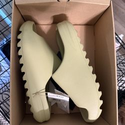 Yeezy Slide “resin” Size 10