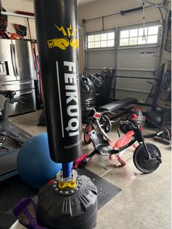 Feikuo punching bag/stand with gloves