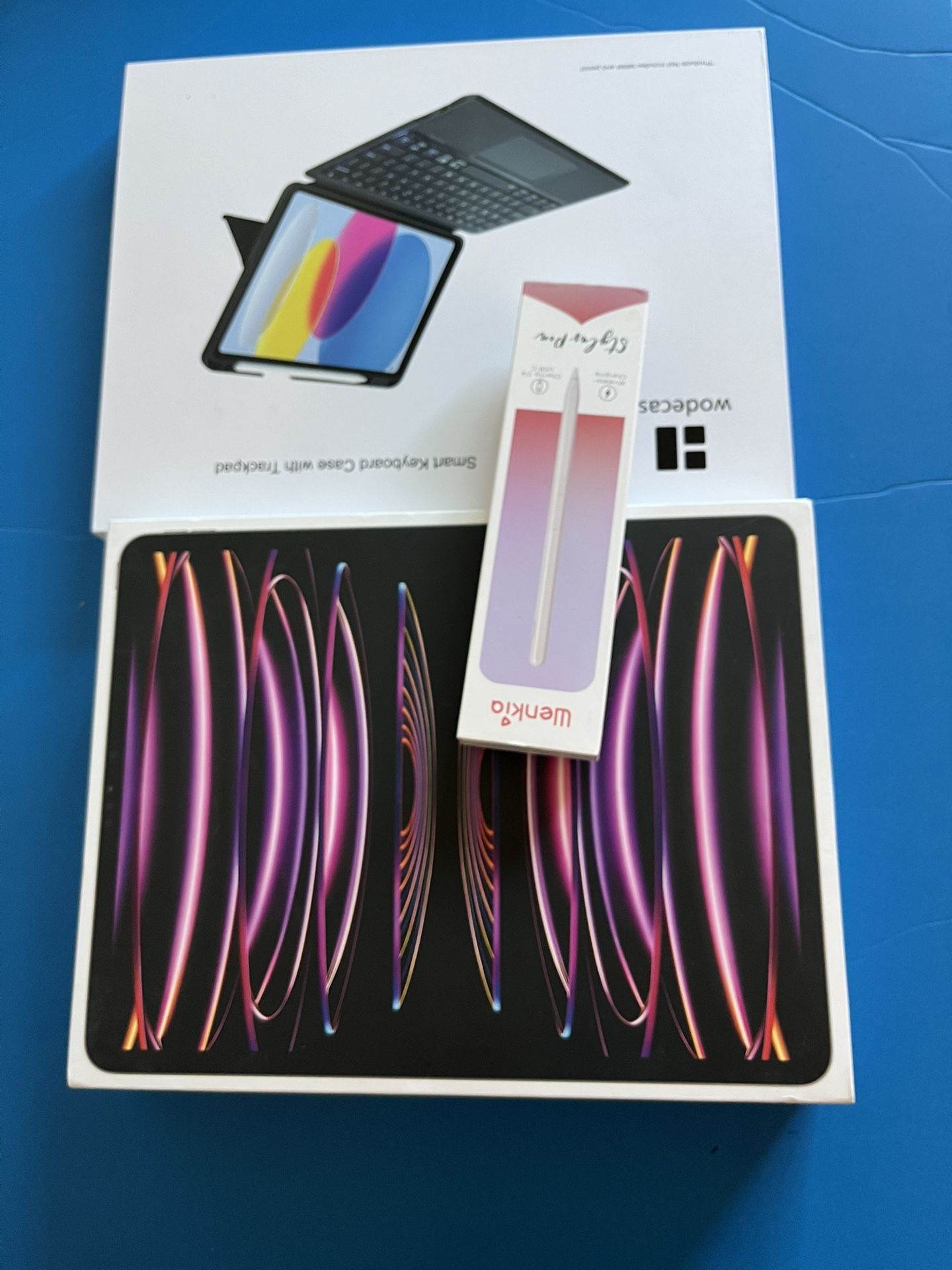 Apple iPad Pro 12.9” 6th Generation (M2 Chip / 2022 Model) 256gb with Pencil & Keyboard case
