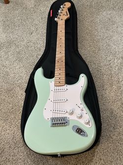 FSR Squier Sonic® Stratocaster®, Maple Fingerboard, White Pickguard, Surf Green