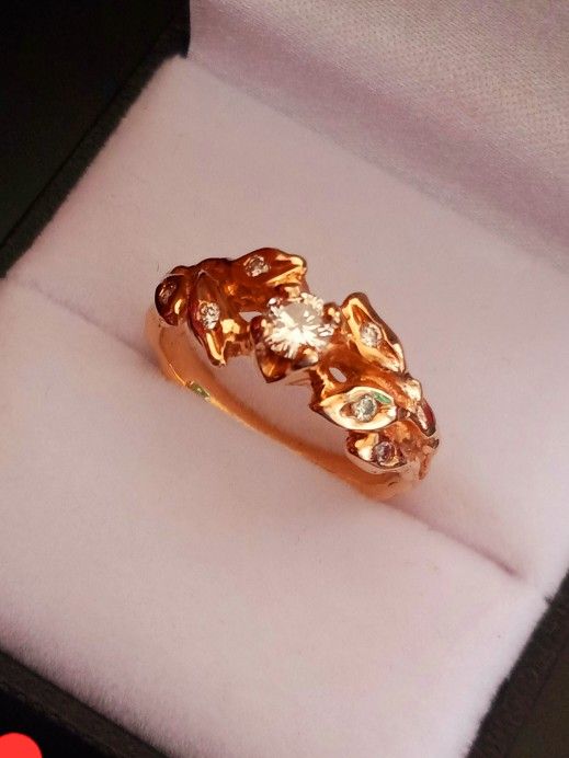 $500! Beautiful 14k Gold Diamond Ring Size 6.75