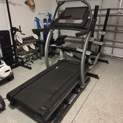 X22i Incline Treadmill 