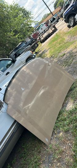 07 Cadillac Escalade hood part