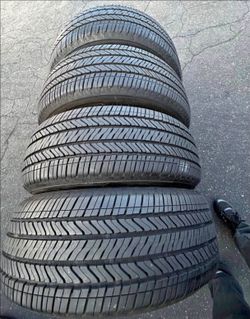 265/50/22 Dulop Selling a set of 4 tires in excellent condition 🫡