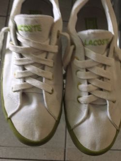 Tennis shoes