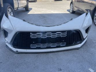 Toyota Sienna Front bumper Con Parilla 21 / 22 OEM $230