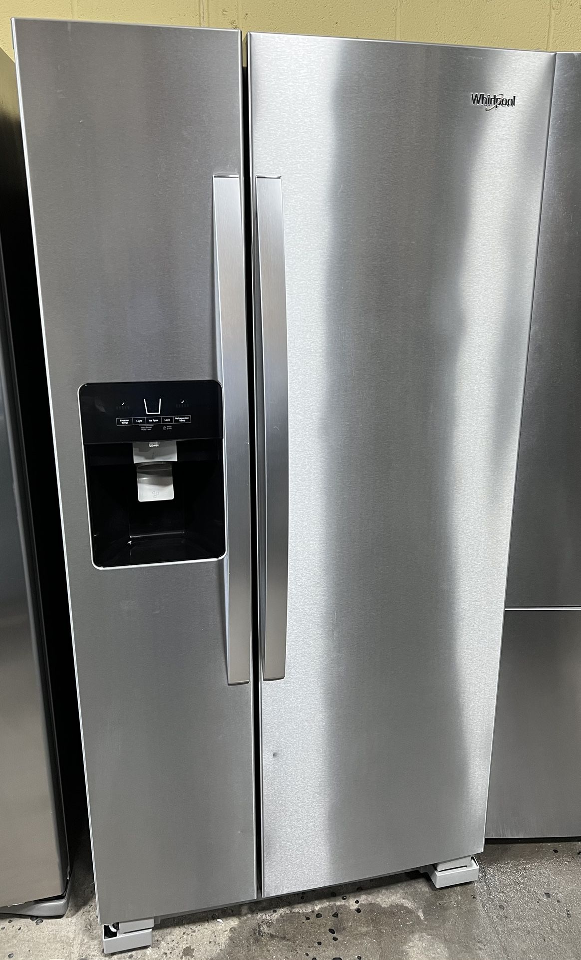 33” Refrigerator w/WATER+ICE